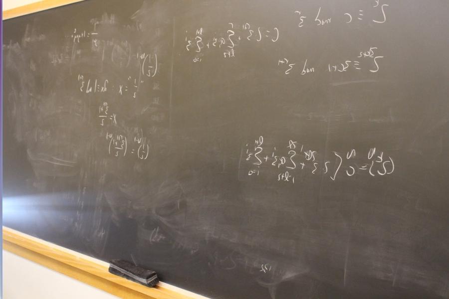 写着科学方程式的黑板